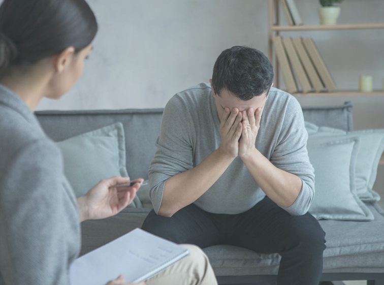 мужчина на приеме терапевта